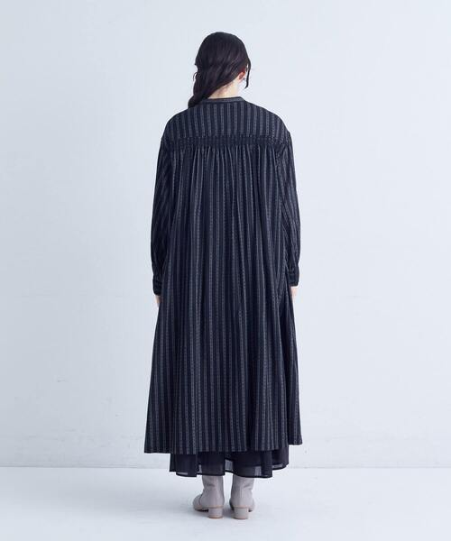 conges payes ADIEU TRISTESSE（コンジェ ペイエ アデュートリステス）の「スモッキングドビーワンピース（ワンピース・レディース・グレイッシュベージュ/ブラック・38）」の20枚目の写真