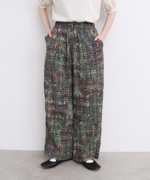l'atelier du savon（アトリエドサボン）の「●check × hana　手描きプリントパンツ（その他パンツ・レディース・ダークブラウン/グリーン・FREE）」の2枚目の写真