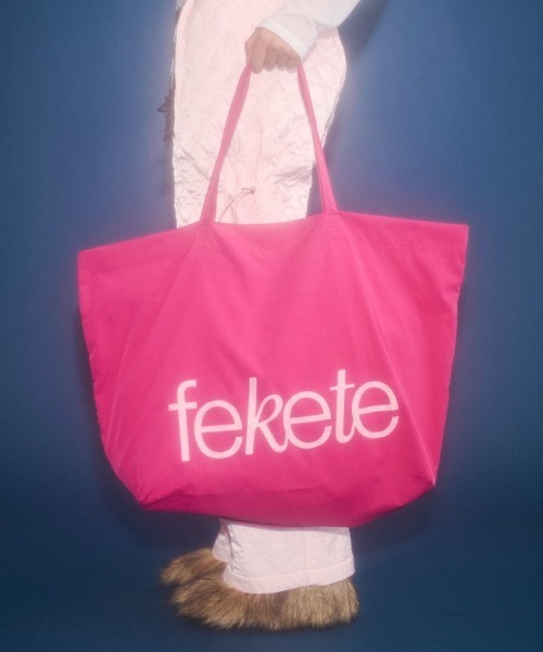 FEKETE（フェケテ）の「fekete big tote bag / feketeロゴビッグトートバッグ（トートバッグ・レディース・ブラック/ピンク・FREE）」の2枚目の写真