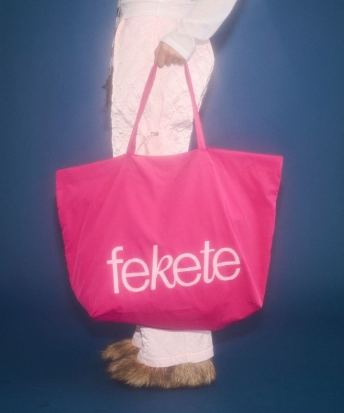 FEKETE（フェケテ）の「fekete big tote bag / feketeロゴビッグトートバッグ（トートバッグ・レディース・ブラック/ピンク・FREE）」の10枚目の写真