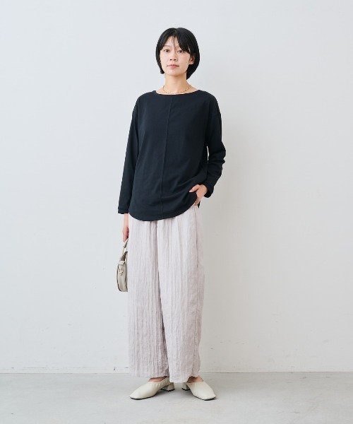 IEDIT(イディット)の「IEDIT 大人にふさわしい日本製 ていねいに仕立てたクワトロセブン(TM)カットソートップス(Tシャツ/カットソー・レディース・グレイッシュベージュ/ブラック・M/L/LL/3L/S)」の3枚目の写真
