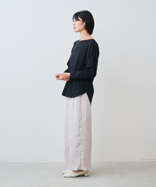 IEDIT(イディット)の「IEDIT 大人にふさわしい日本製 ていねいに仕立てたクワトロセブン(TM)カットソートップス(Tシャツ/カットソー・レディース・グレイッシュベージュ/ブラック・M/L/LL/3L/S)」の4枚目の写真