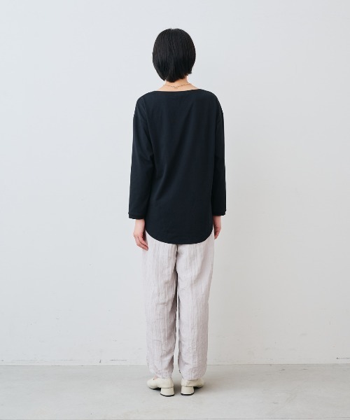 IEDIT(イディット)の「IEDIT 大人にふさわしい日本製 ていねいに仕立てたクワトロセブン(TM)カットソートップス(Tシャツ/カットソー・レディース・グレイッシュベージュ/ブラック・M/L/LL/3L/S)」の5枚目の写真