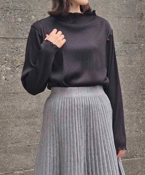 Bleu Bleuet(ブルーブルーエ)の「カットプリーツメローボトルネックプルオーバー(その他トップス・レディース・ブラック/グレー系/ブルー・FREE)」の2枚目の写真