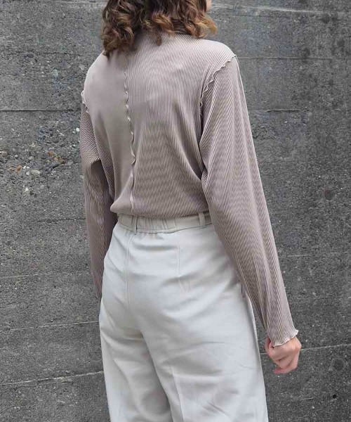 Bleu Bleuet(ブルーブルーエ)の「カットプリーツメローボトルネックプルオーバー(その他トップス・レディース・ブラック/グレー系/ブルー・FREE)」の16枚目の写真
