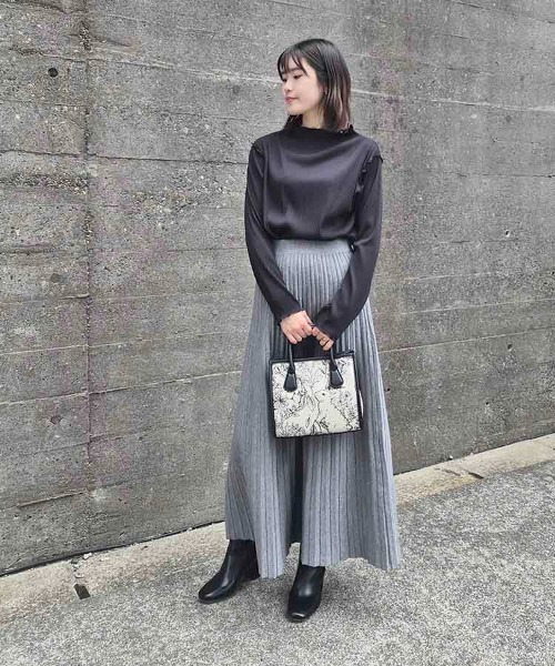 Bleu Bleuet(ブルーブルーエ)の「カットプリーツメローボトルネックプルオーバー(その他トップス・レディース・ブラック/グレー系/ブルー・FREE)」の8枚目の写真