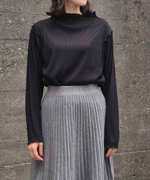 Bleu Bleuet(ブルーブルーエ)の「カットプリーツメローボトルネックプルオーバー(その他トップス・レディース・ブラック/グレー系/ブルー・FREE)」の9枚目の写真