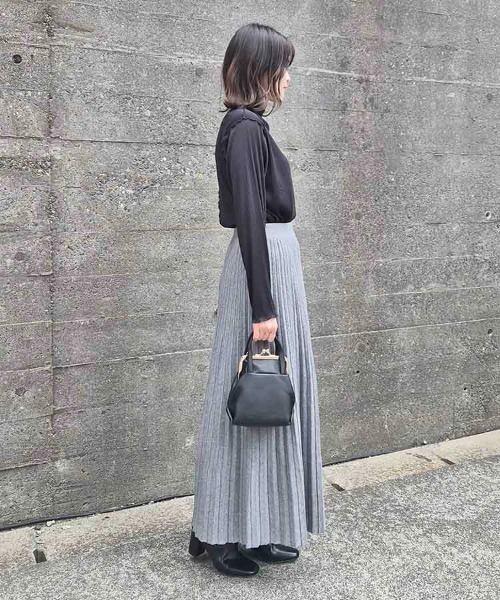 Bleu Bleuet(ブルーブルーエ)の「カットプリーツメローボトルネックプルオーバー(その他トップス・レディース・ブラック/グレー系/ブルー・FREE)」の10枚目の写真