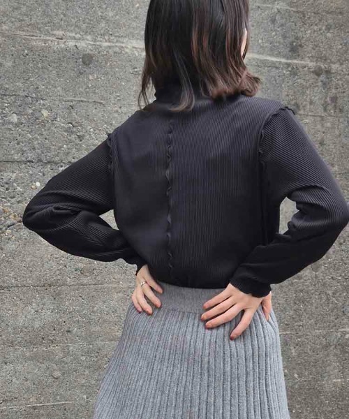 Bleu Bleuet(ブルーブルーエ)の「カットプリーツメローボトルネックプルオーバー(その他トップス・レディース・ブラック/グレー系/ブルー・FREE)」の11枚目の写真