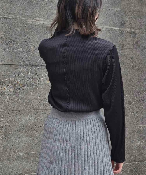 Bleu Bleuet(ブルーブルーエ)の「カットプリーツメローボトルネックプルオーバー(その他トップス・レディース・ブラック/グレー系/ブルー・FREE)」の12枚目の写真