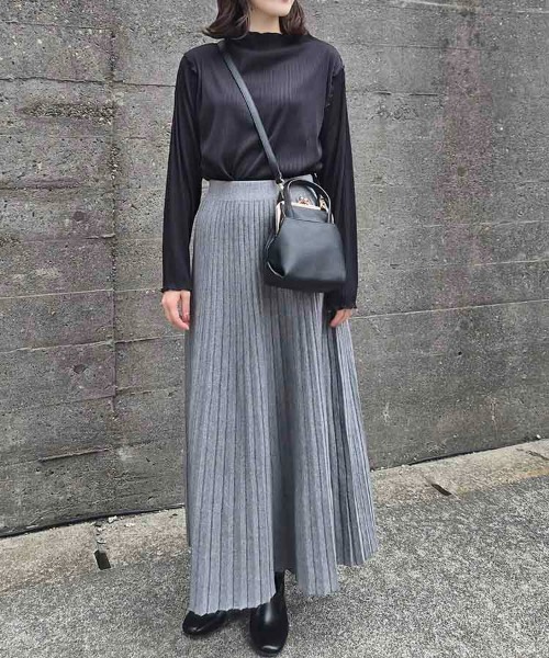 Bleu Bleuet(ブルーブルーエ)の「カットプリーツメローボトルネックプルオーバー(その他トップス・レディース・ブラック/グレー系/ブルー・FREE)」の13枚目の写真