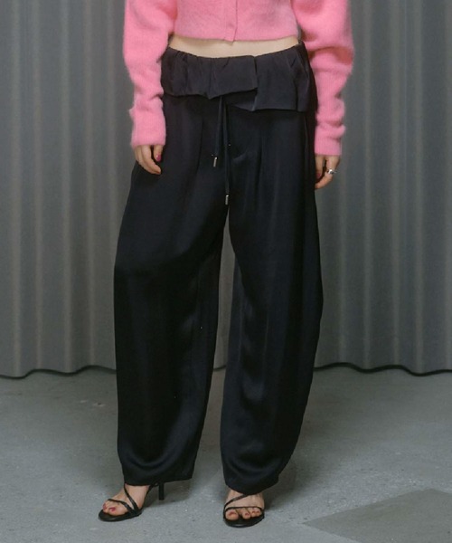 THINGS THAT MATTER（シングス ザット マター）の「PEPLUM SATIN EASY PANTS / ペプラム サテン イージー パンツ（その他パンツ・レディース・ブラウン/ネイビー/ブラック・1/2）」の2枚目の写真