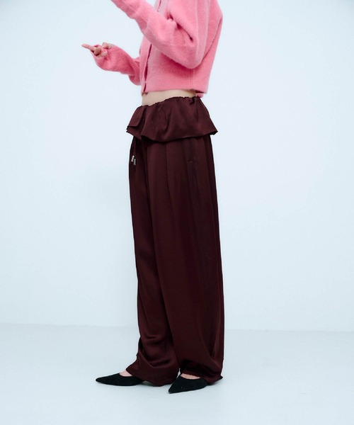 THINGS THAT MATTER（シングス ザット マター）の「PEPLUM SATIN EASY PANTS / ペプラム サテン イージー パンツ（その他パンツ・レディース・ブラウン/ネイビー/ブラック・1/2）」の5枚目の写真