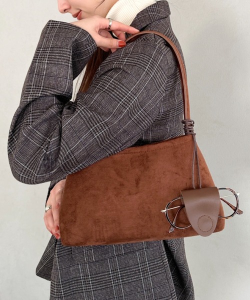 wears(ウェアーズ)の「ポーチ/サングラスホルダー付きスウェード風ワンハンドルバッグ(ハンドバッグ・レディース・キャメル/マスタード/ブラウン/グリーン/ブラック・FREE)」の3枚目の写真