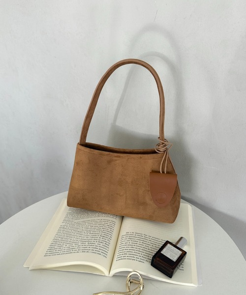 wears(ウェアーズ)の「ポーチ/サングラスホルダー付きスウェード風ワンハンドルバッグ(ハンドバッグ・レディース・キャメル/マスタード/ブラウン/グリーン/ブラック・FREE)」の7枚目の写真