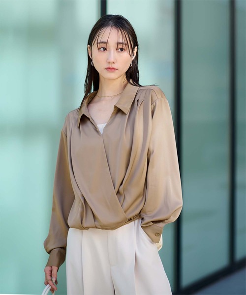 UR'S(ユアーズ)の「サテンカシュクールブラウス(シャツ/ブラウス・レディース・ネイビー/ベージュ・S/L/M)」の2枚目の写真