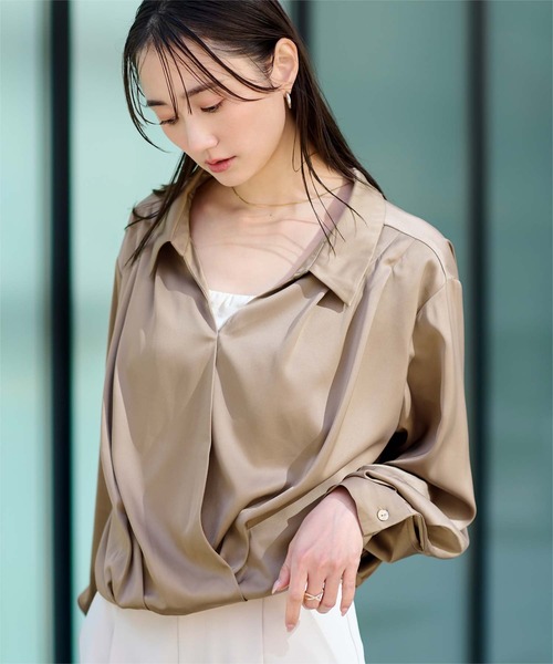 UR'S(ユアーズ)の「サテンカシュクールブラウス(シャツ/ブラウス・レディース・ネイビー/ベージュ・S/L/M)」の4枚目の写真