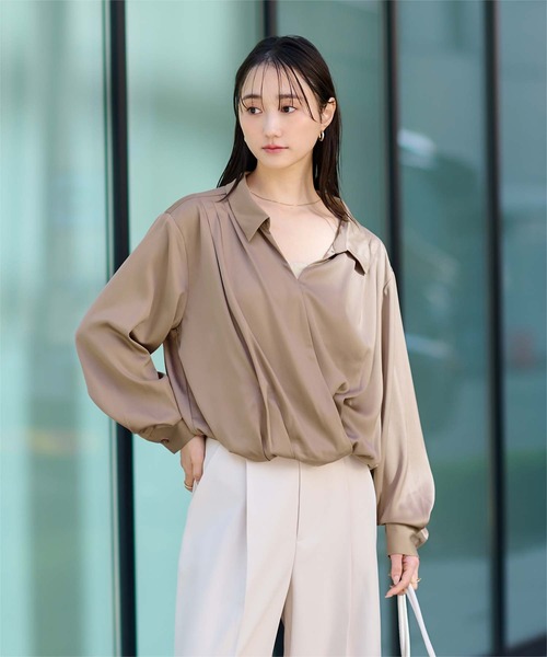UR'S(ユアーズ)の「サテンカシュクールブラウス(シャツ/ブラウス・レディース・ネイビー/ベージュ・S/L/M)」の7枚目の写真