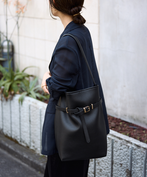 SLOBE IENA(スローブイエナ)の「《WEB限定/追加3》SLOBE ベルトスクエアトートバッグ(ショルダーバッグ・レディース・ブラック・FREE)」の1枚目の写真