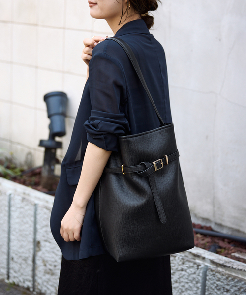 SLOBE IENA(スローブイエナ)の「《WEB限定/追加3》SLOBE ベルトスクエアトートバッグ(ショルダーバッグ・レディース・ブラック・FREE)」の9枚目の写真