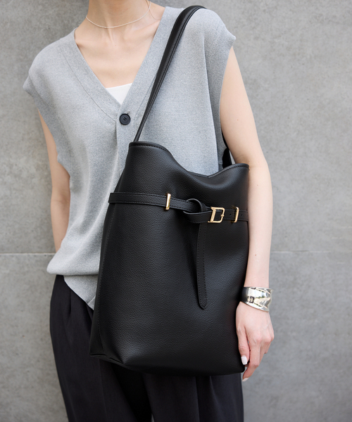 SLOBE IENA(スローブイエナ)の「《WEB限定/追加3》SLOBE ベルトスクエアトートバッグ(ショルダーバッグ・レディース・ブラック・FREE)」の16枚目の写真