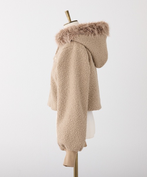 Seemi. byNICECLAUP（ シーミーバイナイスクラップ）の「【Seemi.】フードファーボアジャケット（その他アウター・レディース・ベージュ/ブラック/オフホワイト・FREE）」の4枚目の写真