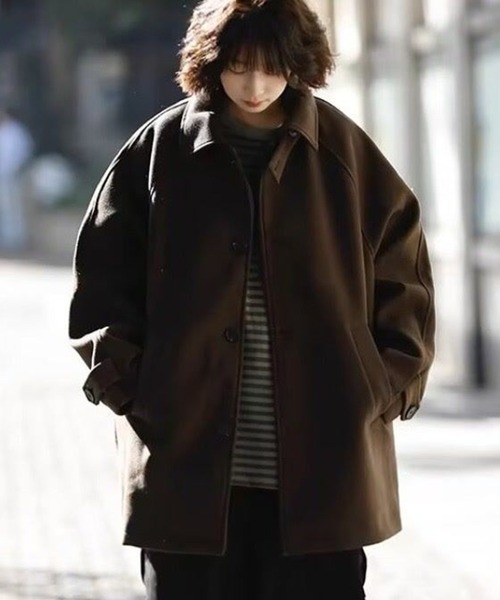AsheKsha(アシクシャ)の「ラペル付きゆったりボタンコート:シンプルでカジュアルなユニセックス秋冬モデル(その他アウター・レディース・ブラウン・M/L)」の2枚目の写真