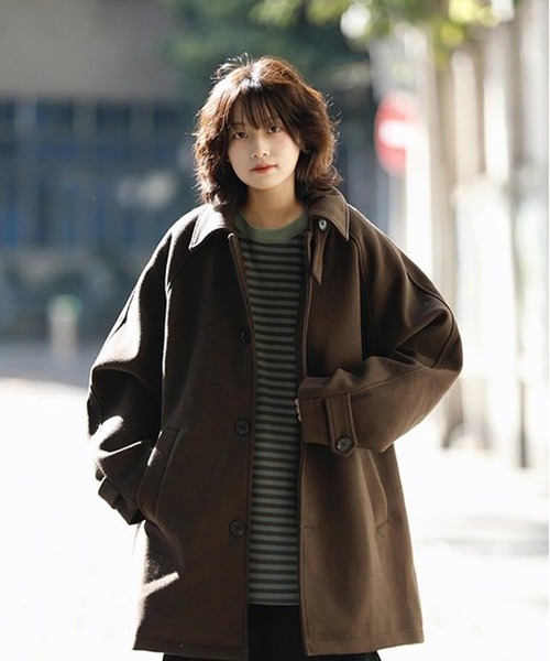 AsheKsha(アシクシャ)の「ラペル付きゆったりボタンコート:シンプルでカジュアルなユニセックス秋冬モデル(その他アウター・レディース・ブラウン・M/L)」の3枚目の写真