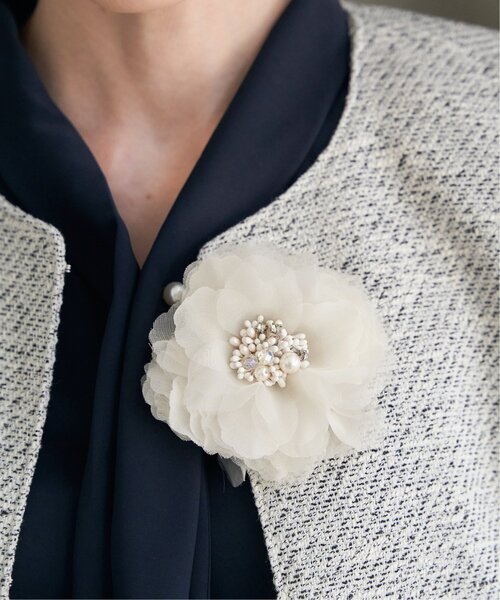 ikka（イッカ）の「【フォーマル対応】フラワーコサージュ（ブローチ/コサージュ・レディース・ベージュ/オフホワイト/クリーム/ライトグレー/ホワイト・FREE）」の2枚目の写真