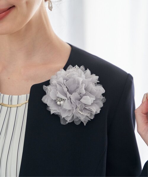 ikka（イッカ）の「【フォーマル対応】フラワーコサージュ（ブローチ/コサージュ・レディース・ベージュ/オフホワイト/クリーム/ライトグレー/ホワイト・FREE）」の3枚目の写真