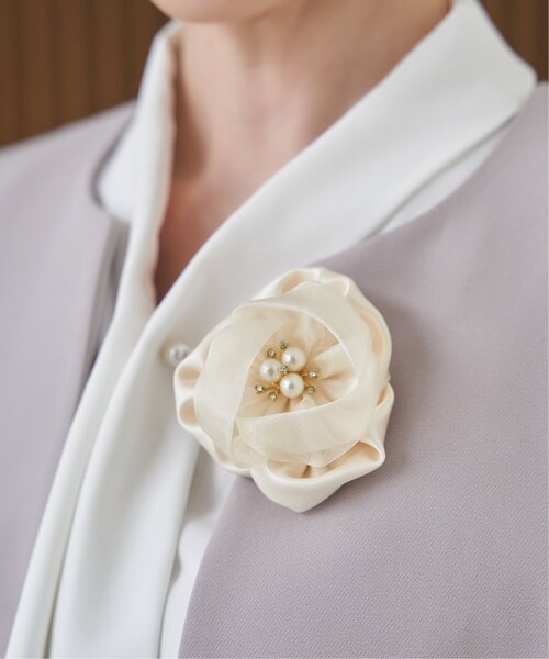ikka（イッカ）の「【フォーマル対応】フラワーコサージュ（ブローチ/コサージュ・レディース・ベージュ/オフホワイト/クリーム/ライトグレー/ホワイト・FREE）」の5枚目の写真