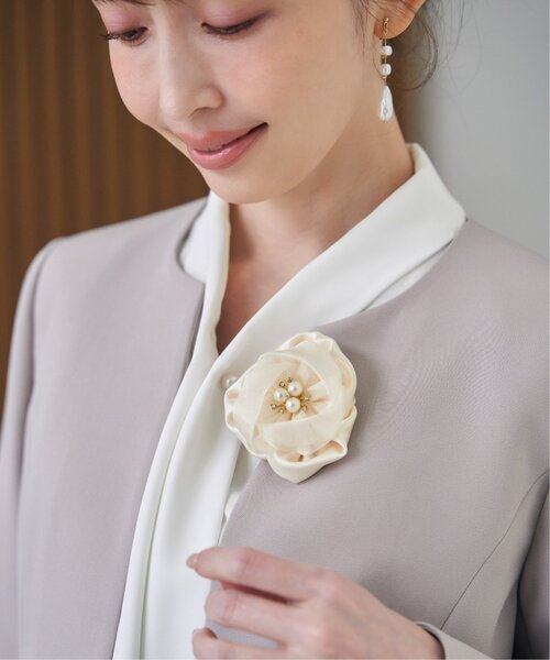 ikka（イッカ）の「【フォーマル対応】フラワーコサージュ（ブローチ/コサージュ・レディース・ベージュ/オフホワイト/クリーム/ライトグレー/ホワイト・FREE）」の16枚目の写真