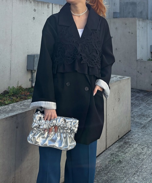 ISOOK（アイスー）の「【ISOOK / アイスー】2wayギャザークラッチバッグ / ショルダーバッグ 肩掛け オケージョン パーティバッグ 結婚式 二次会 同窓会 お呼ばれ エコレザー フェイクレザー シルバー ブラック（クラッチバッグ・レディース・シルバー/ブラック・FREE）」の5枚目の写真