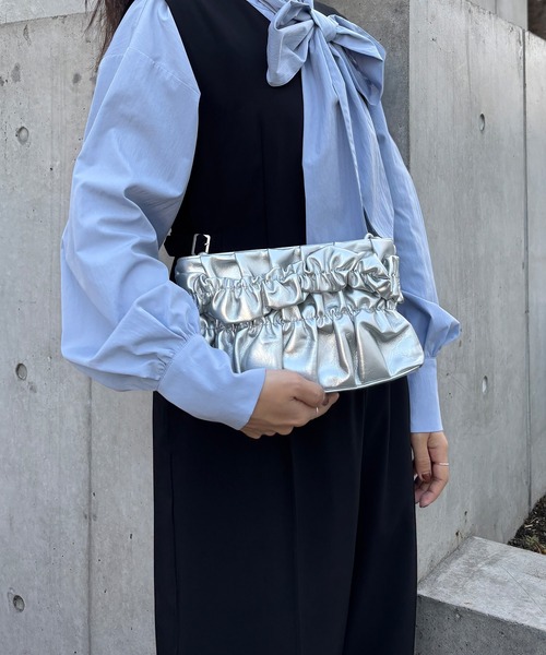 ISOOK（アイスー）の「【ISOOK / アイスー】2wayギャザークラッチバッグ / ショルダーバッグ 肩掛け オケージョン パーティバッグ 結婚式 二次会 同窓会 お呼ばれ エコレザー フェイクレザー シルバー ブラック（クラッチバッグ・レディース・シルバー/ブラック・FREE）」の9枚目の写真