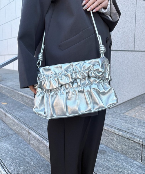 ISOOK（アイスー）の「【ISOOK / アイスー】2wayギャザークラッチバッグ / ショルダーバッグ 肩掛け オケージョン パーティバッグ 結婚式 二次会 同窓会 お呼ばれ エコレザー フェイクレザー シルバー ブラック（クラッチバッグ・レディース・シルバー/ブラック・FREE）」の13枚目の写真