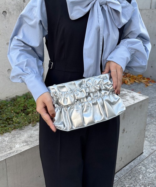 ISOOK（アイスー）の「【ISOOK / アイスー】2wayギャザークラッチバッグ / ショルダーバッグ 肩掛け オケージョン パーティバッグ 結婚式 二次会 同窓会 お呼ばれ エコレザー フェイクレザー シルバー ブラック（クラッチバッグ・レディース・シルバー/ブラック・FREE）」の18枚目の写真