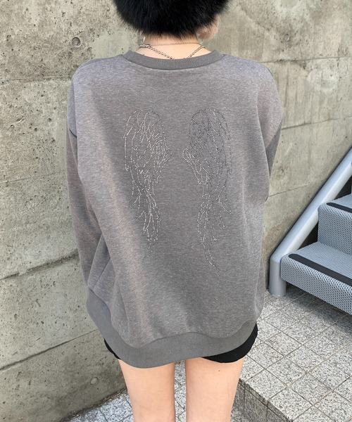 lilful（リルフル）の「羽モチーフ ラインストーン バックデザイン 裏起毛スウェット（スウェット・レディース・オートミール/ブラック/グレー・F）」の2枚目の写真