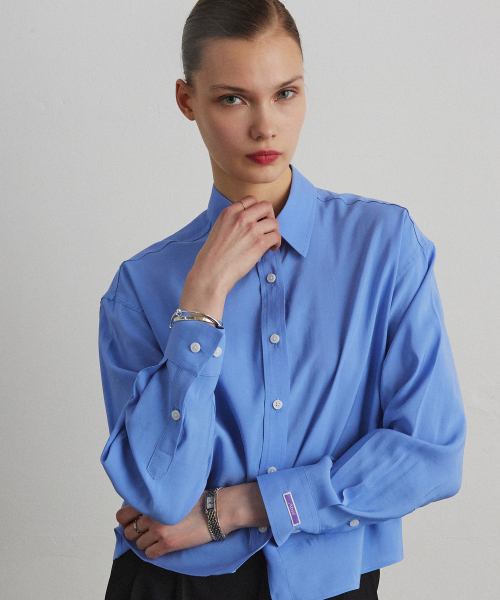 AHRE(アフレ)の「LIGHT TAILORED SHIRT_BLUE(シャツ/ブラウス・レディース・その他・ONE)」の2枚目の写真