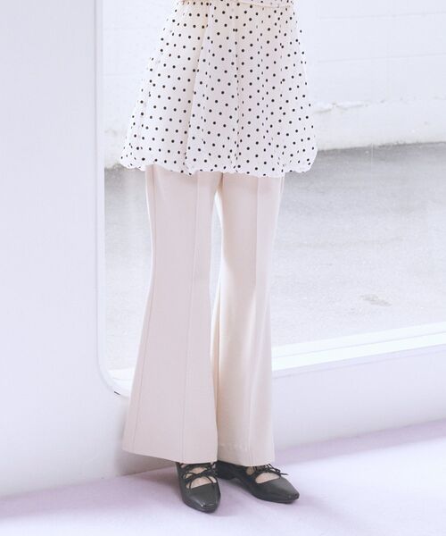 earth music&ecology（アースミュージックアンドエコロジー）の「センターシームフレアパンツ（その他パンツ・レディース・ライトベージュ/グレー/ブラック/ブラウン・S/M）」の5枚目の写真