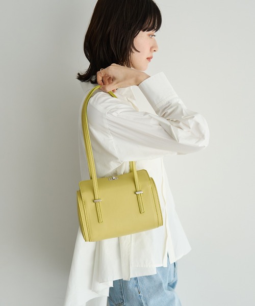 YECCA VECCA(イェッカヴェッカ)の「フェイクレザーミニボストンバッグ(ショルダーバッグ・レディース・イエロー/シルバー/ブラック/グレイッシュベージュ・FREE)」の4枚目の写真