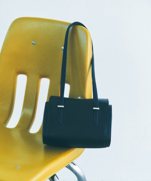 YECCA VECCA(イェッカヴェッカ)の「フェイクレザーミニボストンバッグ(ショルダーバッグ・レディース・イエロー/シルバー/ブラック/グレイッシュベージュ・FREE)」の2枚目の写真