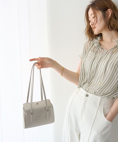 YECCA VECCA(イェッカヴェッカ)の「フェイクレザーミニボストンバッグ(ショルダーバッグ・レディース・イエロー/シルバー/ブラック/グレイッシュベージュ・FREE)」の7枚目の写真