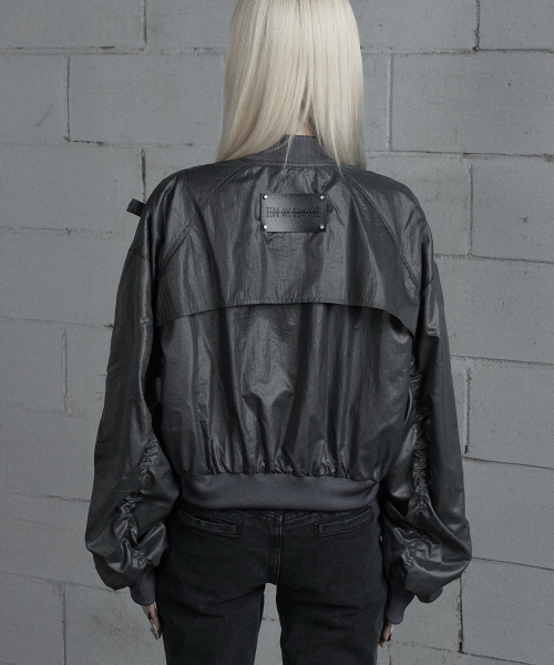 ETRE AU SOMMET(エトレオソメ)の「Chest Belt Tipstop Shirring Crop Jacket (Dark Gray)(ナイロンジャケット・レディース・ダークグレー・FREE)」の3枚目の写真