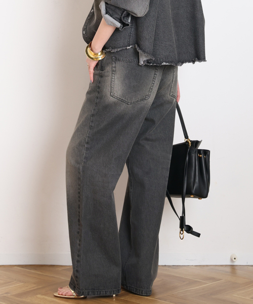 AP STUDIO(エーピーストゥディオ)の「デニムアシンメトリ―パンツ(デニムパンツ・レディース・チャコールグレー・36/40/38)」の2枚目の写真