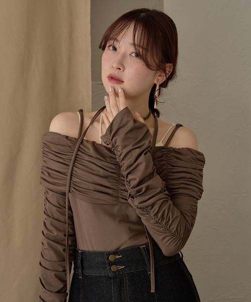 mideal(マイディール)の「gathered design off shoulder / ギャザーデザインオフショルダー(Tシャツ/カットソー・レディース・ブルー/アイボリー/ブラウン・FREE)」の3枚目の写真