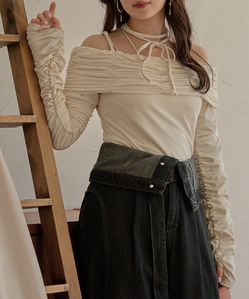 mideal(マイディール)の「gathered design off shoulder / ギャザーデザインオフショルダー(Tシャツ/カットソー・レディース・ブルー/アイボリー/ブラウン・FREE)」の2枚目の写真