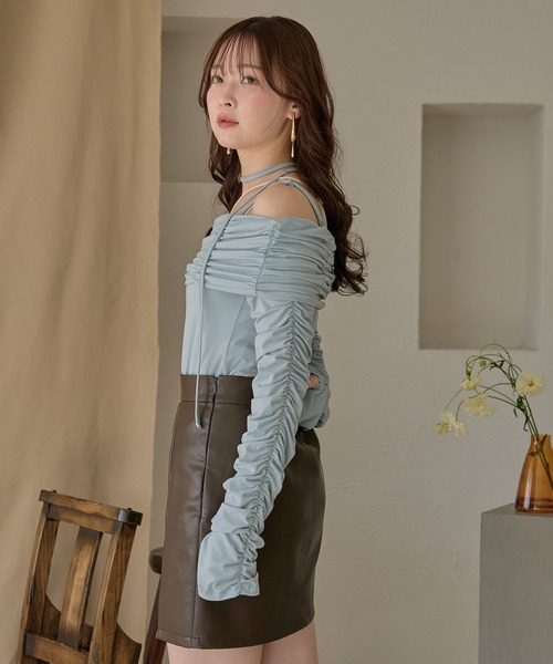 mideal(マイディール)の「gathered design off shoulder / ギャザーデザインオフショルダー(Tシャツ/カットソー・レディース・ブルー/アイボリー/ブラウン・FREE)」の5枚目の写真