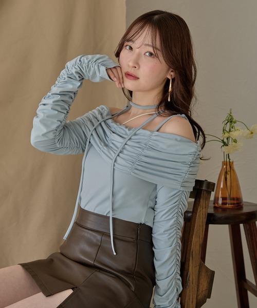 mideal(マイディール)の「gathered design off shoulder / ギャザーデザインオフショルダー(Tシャツ/カットソー・レディース・ブルー/アイボリー/ブラウン・FREE)」の8枚目の写真