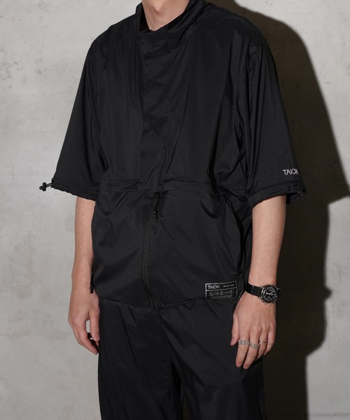TAION(タイオン)の「TAION / タイオン BASIC SPORTS HI-NECK W-ZIP DETACHABLE LIGHT JACKET(TAION-112WZDCBS) ベーシック スポーツ ハイネック Wジップ デタッチャブル ライトジャケット(ブルゾン・メンズ・ブラック・MEDIUM/LARGE/X-LARGE)」の3枚目の写真