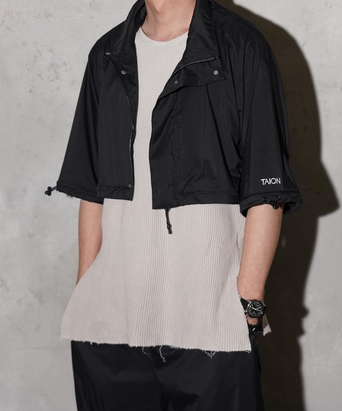 TAION(タイオン)の「TAION / タイオン BASIC SPORTS HI-NECK W-ZIP DETACHABLE LIGHT JACKET(TAION-112WZDCBS) ベーシック スポーツ ハイネック Wジップ デタッチャブル ライトジャケット(ブルゾン・メンズ・ブラック・MEDIUM/LARGE/X-LARGE)」の4枚目の写真